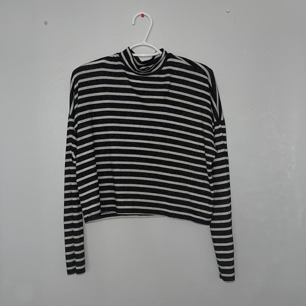 Forever 21 black and white striped cropped shirt